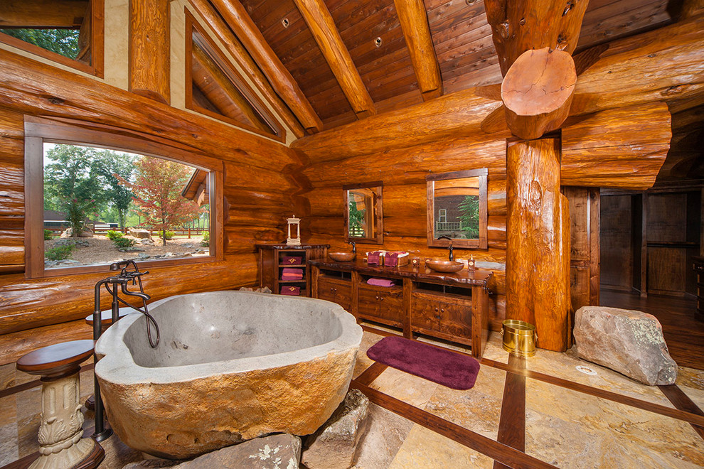 Стильный дизайн: главная ванная комната в стиле рустика с фасадами цвета дерева среднего тона, отдельно стоящей ванной, настольной раковиной, столешницей из дерева и плоскими фасадами - последний тренд