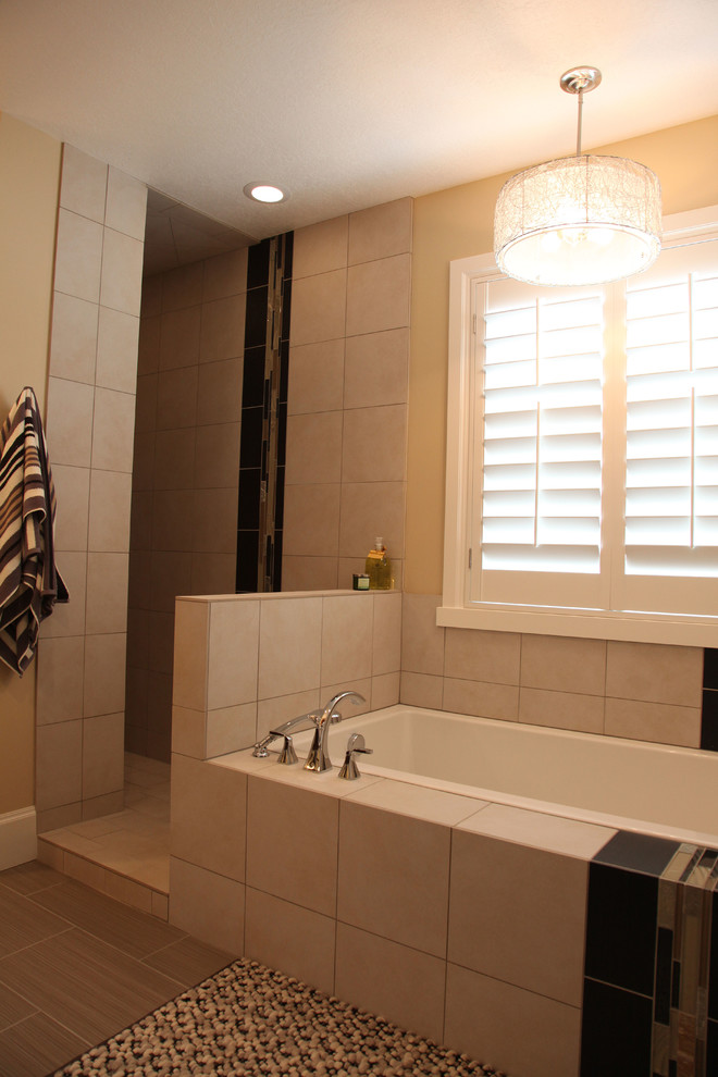 Inredning av ett klassiskt mellanstort en-suite badrum, med ett undermonterad handfat, skåp i shakerstil, skåp i mörkt trä, bänkskiva i kvarts, ett platsbyggt badkar, en öppen dusch, grå kakel, porslinskakel och beige väggar