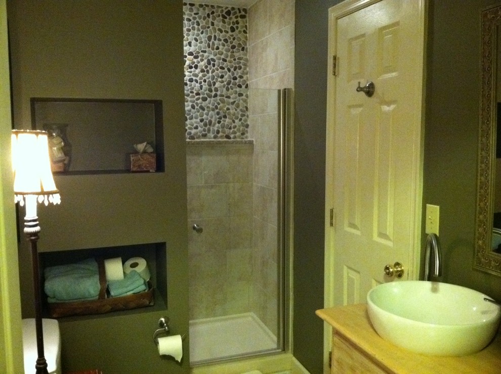 Foto på ett mellanstort eklektiskt badrum med dusch, med ett fristående handfat, en toalettstol med separat cisternkåpa, kakel i småsten, bruna väggar och klinkergolv i keramik
