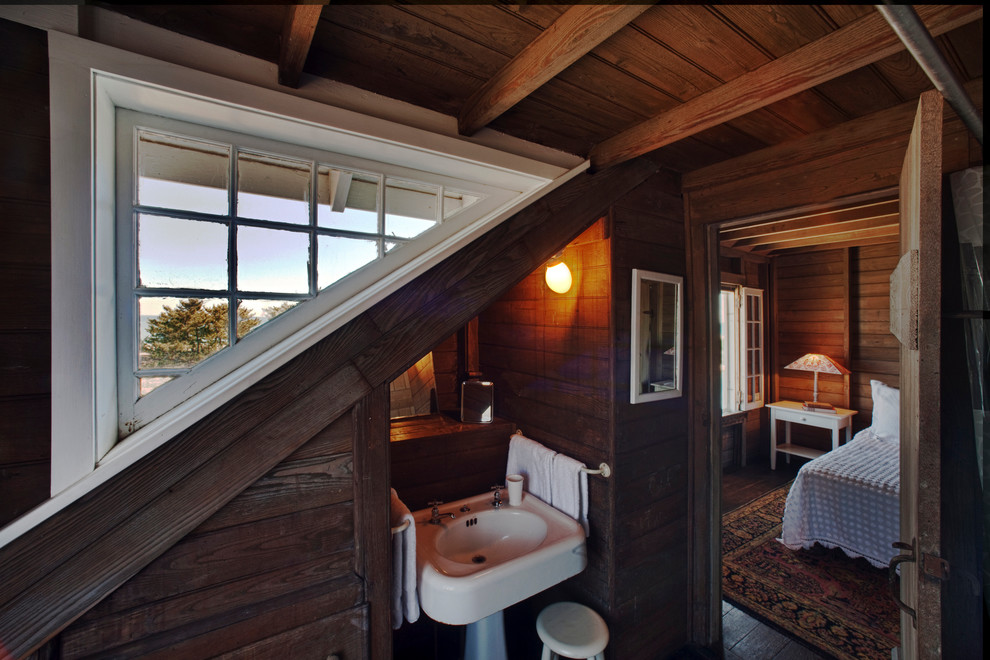 Пример оригинального дизайна: ванная комната в стиле рустика с раковиной с пьедесталом