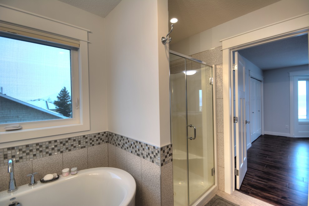 Источник вдохновения для домашнего уюта: главная ванная комната среднего размера в стиле неоклассика (современная классика) с фасадами в стиле шейкер, темными деревянными фасадами, отдельно стоящей ванной, душем в нише, разноцветной плиткой, плиткой мозаикой, белыми стенами, врезной раковиной, разноцветным полом и душем с распашными дверями