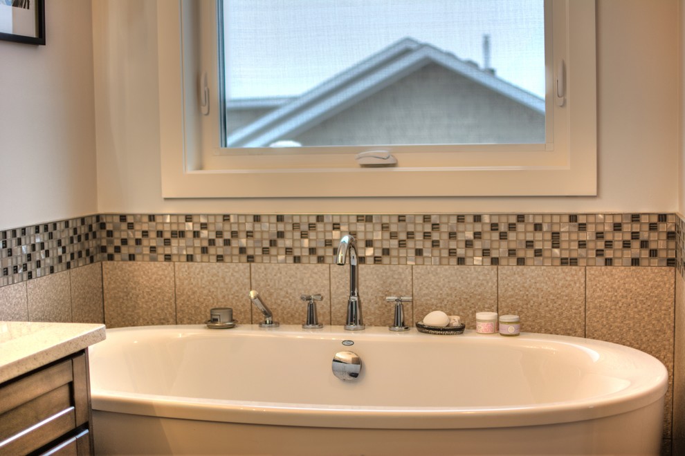 Стильный дизайн: главная ванная комната среднего размера в стиле неоклассика (современная классика) с фасадами в стиле шейкер, темными деревянными фасадами, отдельно стоящей ванной, душем в нише, разноцветной плиткой, плиткой мозаикой, белыми стенами, врезной раковиной, разноцветным полом и душем с распашными дверями - последний тренд