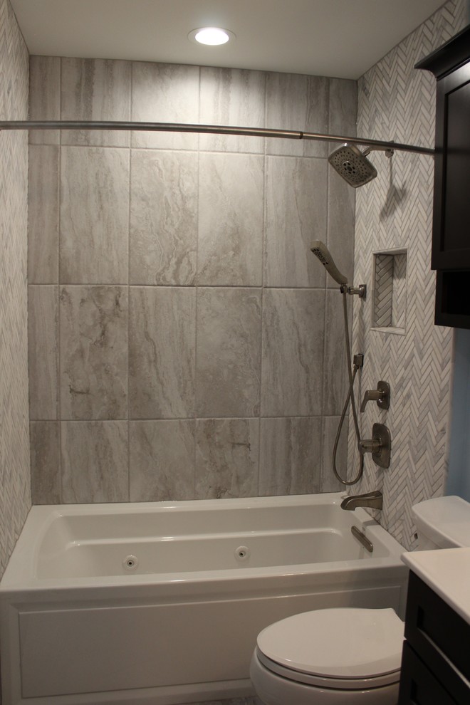 Idee per una piccola stanza da bagno tradizionale con piastrelle di marmo