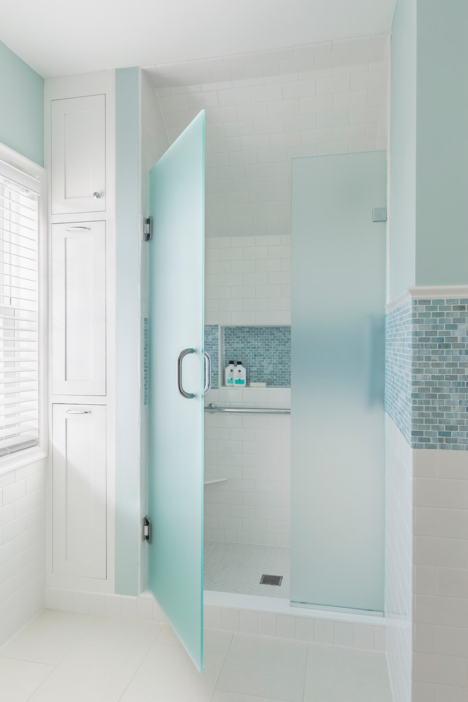 На фото: маленькая главная ванная комната в стиле неоклассика (современная классика) с фасадами в стиле шейкер, белыми фасадами, душем в нише, раздельным унитазом, синей плиткой, керамической плиткой, синими стенами, полом из керамогранита, врезной раковиной, столешницей из искусственного кварца, бежевым полом и душем с распашными дверями для на участке и в саду