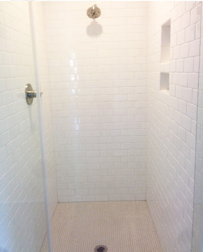 Imagen de cuarto de baño principal marinero con baldosas y/o azulejos blancos y baldosas y/o azulejos de cemento