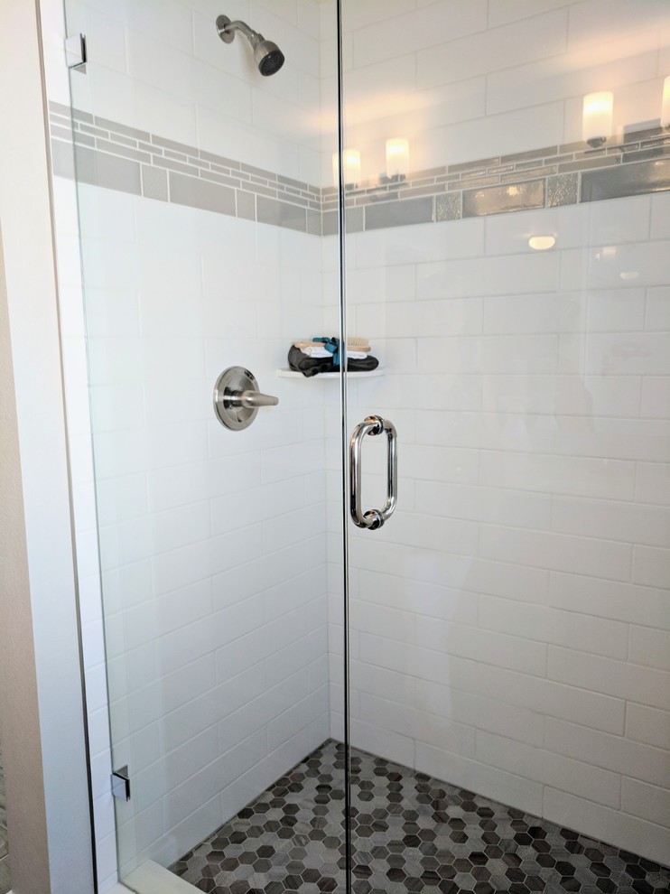 Пример оригинального дизайна: главная ванная комната среднего размера в современном стиле с фасадами в стиле шейкер, серыми фасадами, душем в нише, унитазом-моноблоком, белой плиткой, керамической плиткой, серыми стенами, полом из керамогранита, врезной раковиной, столешницей из искусственного кварца, серым полом, душем с распашными дверями и белой столешницей
