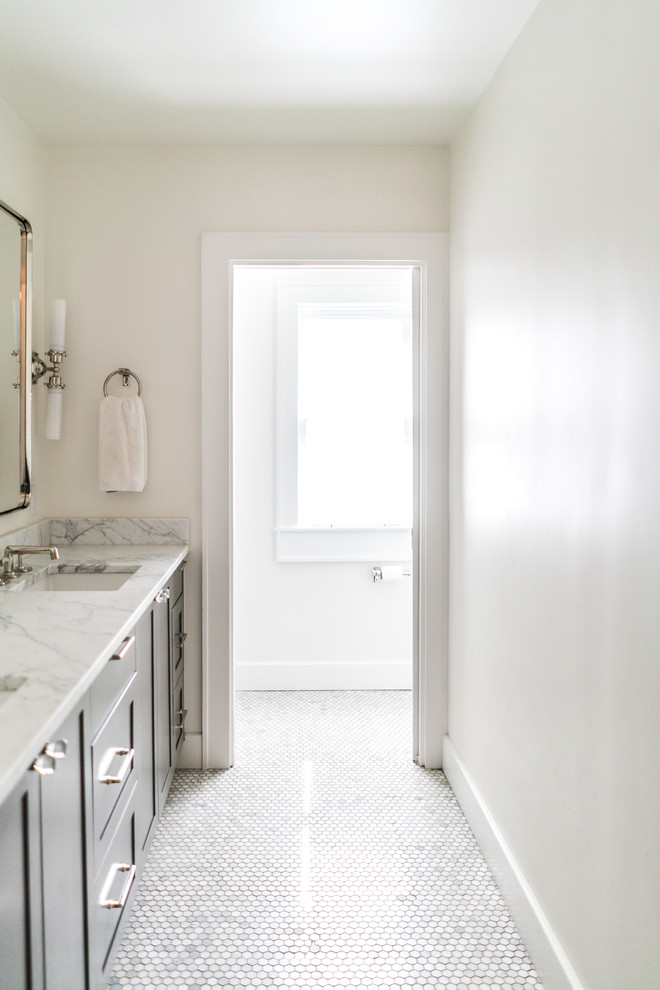 Exemple d'une salle d'eau tendance de taille moyenne avec un placard à porte shaker, des portes de placard grises, WC séparés, un mur blanc, un sol en carrelage de terre cuite, un lavabo encastré, un plan de toilette en marbre et un sol blanc.