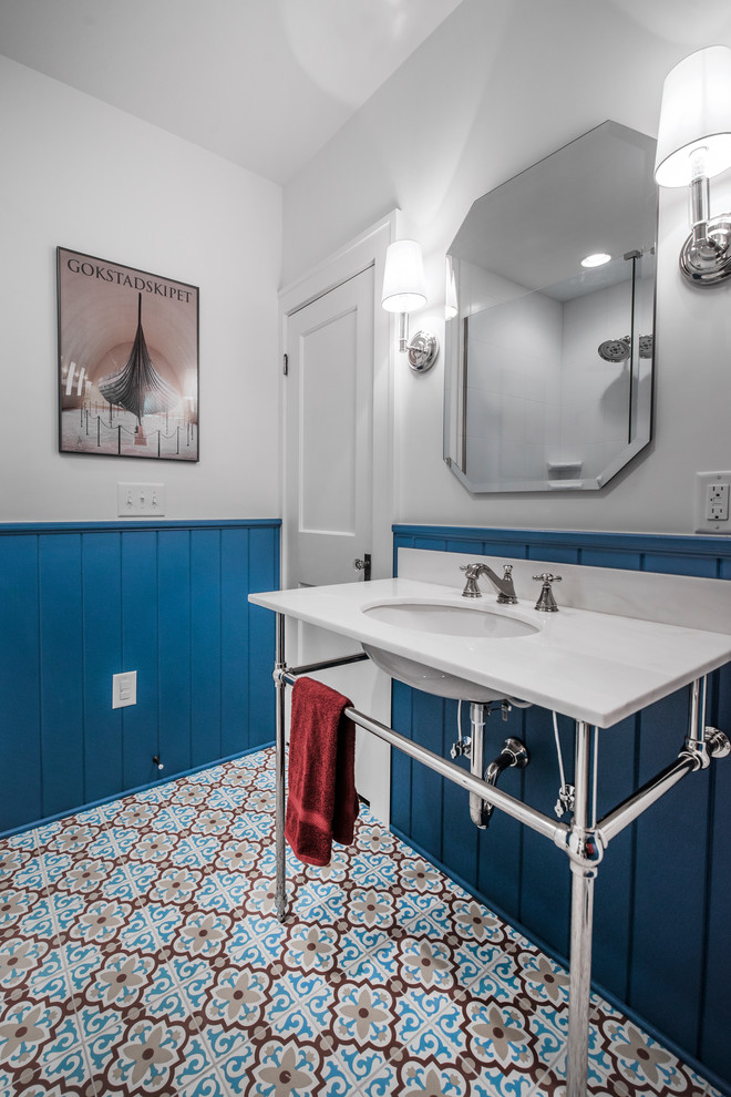 Inspiration för små klassiska badrum med dusch, med en hörndusch, en toalettstol med separat cisternkåpa, flerfärgad kakel, cementkakel, blå väggar, mosaikgolv, ett undermonterad handfat och marmorbänkskiva