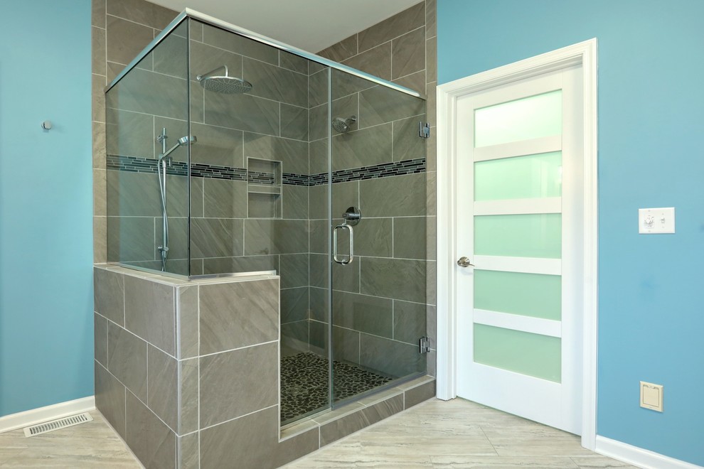 Источник вдохновения для домашнего уюта: главная ванная комната среднего размера в стиле неоклассика (современная классика) с фасадами в стиле шейкер, белыми фасадами, угловым душем, раздельным унитазом, серой плиткой, стеклянной плиткой, синими стенами, полом из ламината, настольной раковиной, столешницей из гранита, серым полом, открытым душем и серой столешницей