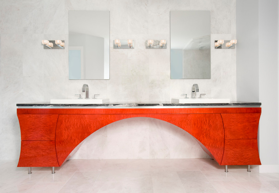 Mittelgroßes Modernes Badezimmer En Suite mit flächenbündigen Schrankfronten, roten Schränken, grauer Wandfarbe, Keramikboden und Quarzwerkstein-Waschtisch in Boston