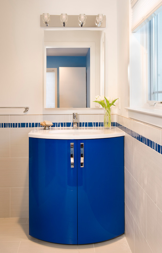 Idée de décoration pour une petite salle d'eau design avec un placard à porte plane, des portes de placard bleues, un carrelage bleu, un carrelage gris, des carreaux de céramique, un mur blanc, un sol en carrelage de céramique et un plan de toilette en surface solide.