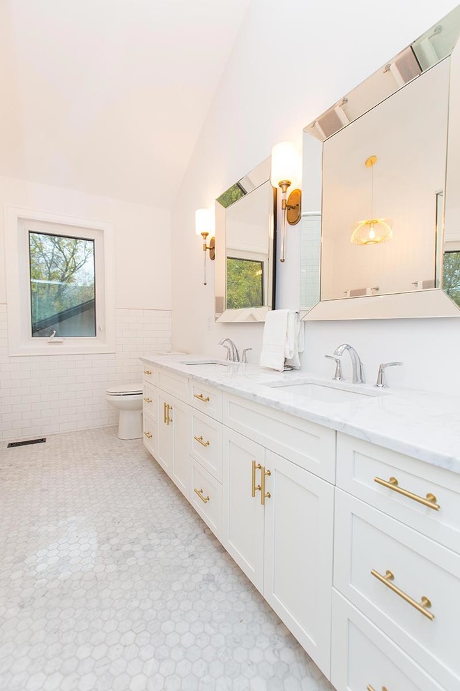 Idéer för vintage en-suite badrum, med luckor med upphöjd panel, vita skåp, ett fristående badkar, en toalettstol med hel cisternkåpa, vit kakel, tunnelbanekakel, vita väggar, marmorgolv, ett undermonterad handfat och marmorbänkskiva
