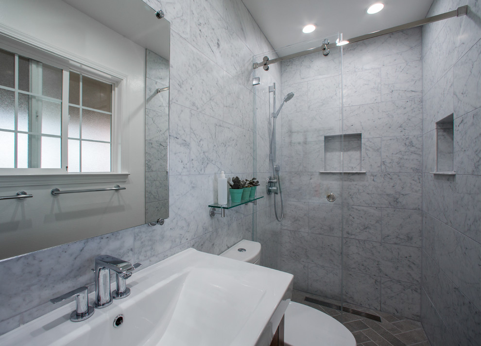 Esempio di una stanza da bagno padronale minimal di medie dimensioni con doccia alcova, WC monopezzo, piastrelle grigie, piastrelle in gres porcellanato, pareti grigie, pavimento in pietra calcarea, lavabo da incasso e top bianco