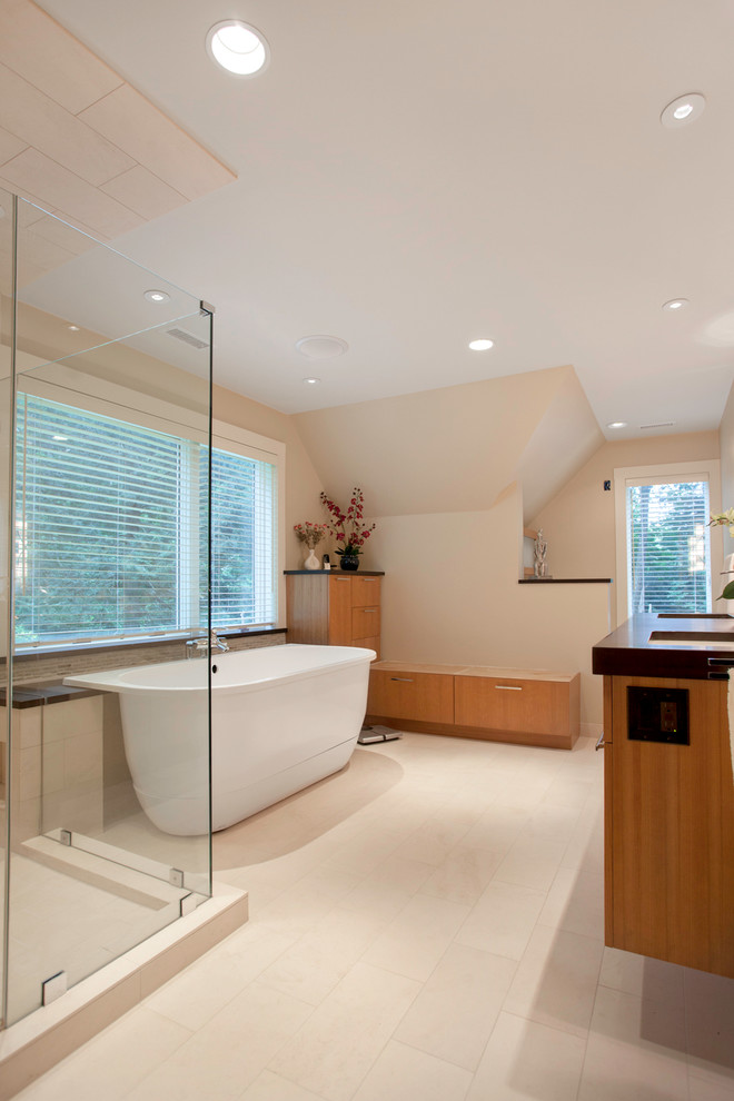 Exemple d'une salle de bain principale tendance en bois brun de taille moyenne avec un placard à porte plane, une baignoire indépendante, une douche d'angle, un carrelage beige, des carreaux de porcelaine, un mur beige, un sol en carrelage de porcelaine, un lavabo encastré et un plan de toilette en surface solide.