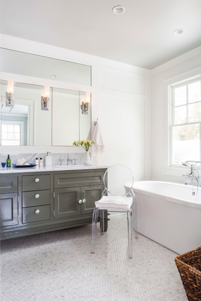 Idéer för ett mellanstort klassiskt en-suite badrum, med ett undermonterad handfat, luckor med infälld panel, grå skåp, marmorbänkskiva, ett fristående badkar, en hörndusch, vit kakel, glaskakel, vita väggar och marmorgolv