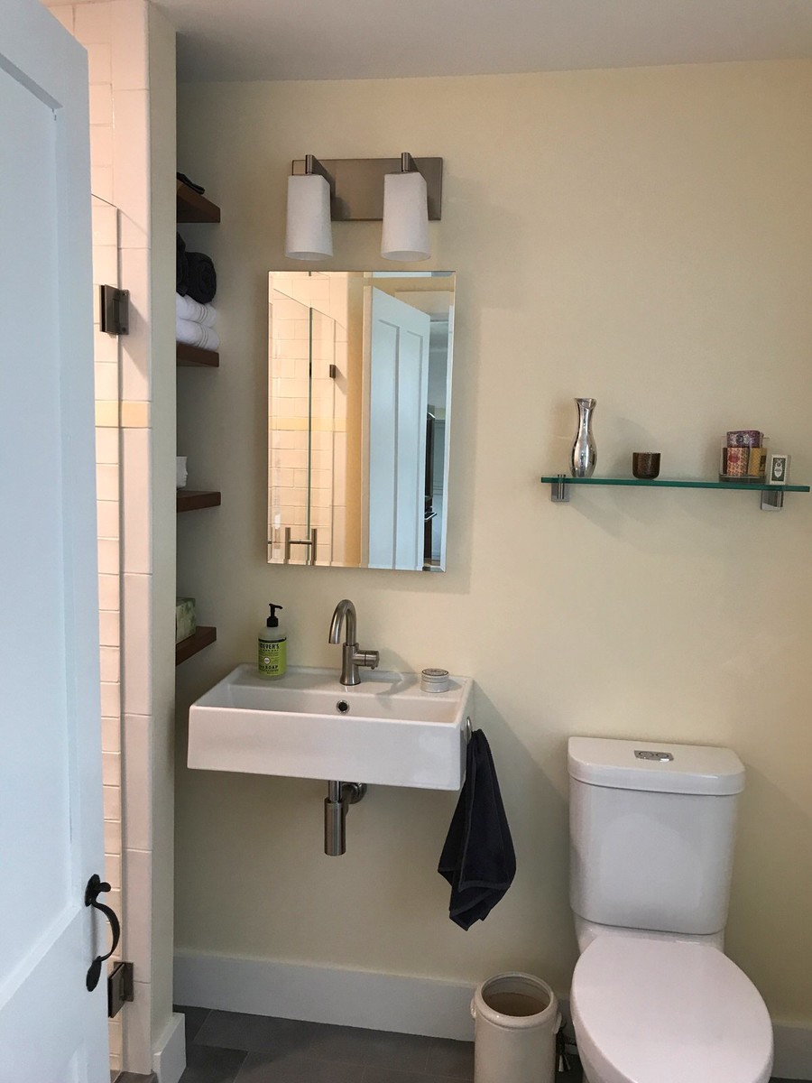На фото: маленькая ванная комната в стиле неоклассика (современная классика) с душем в нише, раздельным унитазом, белой плиткой, плиткой кабанчик, желтыми стенами, полом из керамогранита, раковиной с несколькими смесителями, серым полом и душем с распашными дверями для на участке и в саду