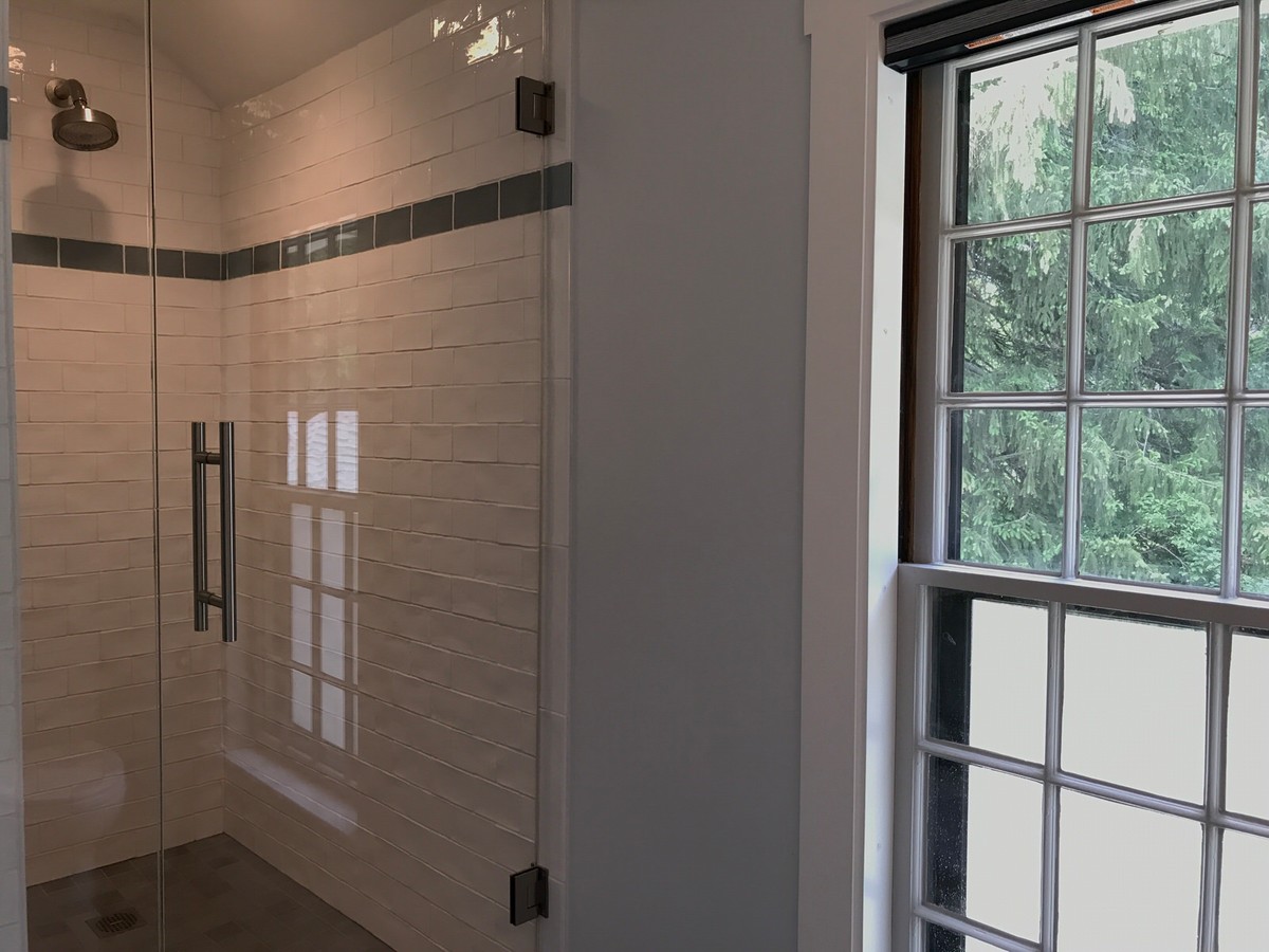 Пример оригинального дизайна: маленькая главная ванная комната в стиле неоклассика (современная классика) с душем в нише, раздельным унитазом, белой плиткой, плиткой кабанчик, желтыми стенами, полом из керамогранита, раковиной с несколькими смесителями, серым полом и душем с распашными дверями для на участке и в саду