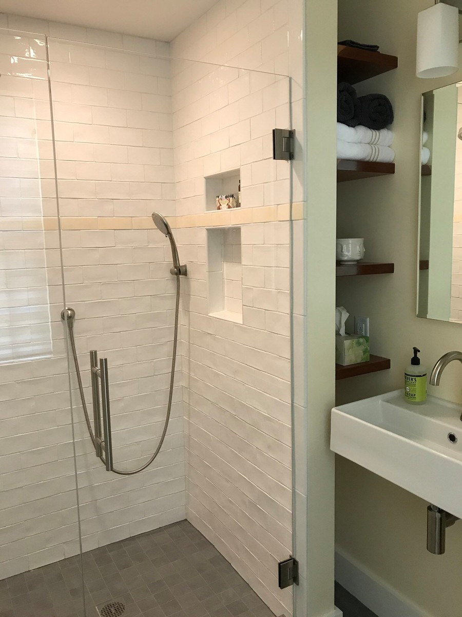 Пример оригинального дизайна: маленькая ванная комната в стиле неоклассика (современная классика) с душем в нише, раздельным унитазом, белой плиткой, плиткой кабанчик, желтыми стенами, полом из керамогранита, раковиной с несколькими смесителями, серым полом и душем с распашными дверями для на участке и в саду