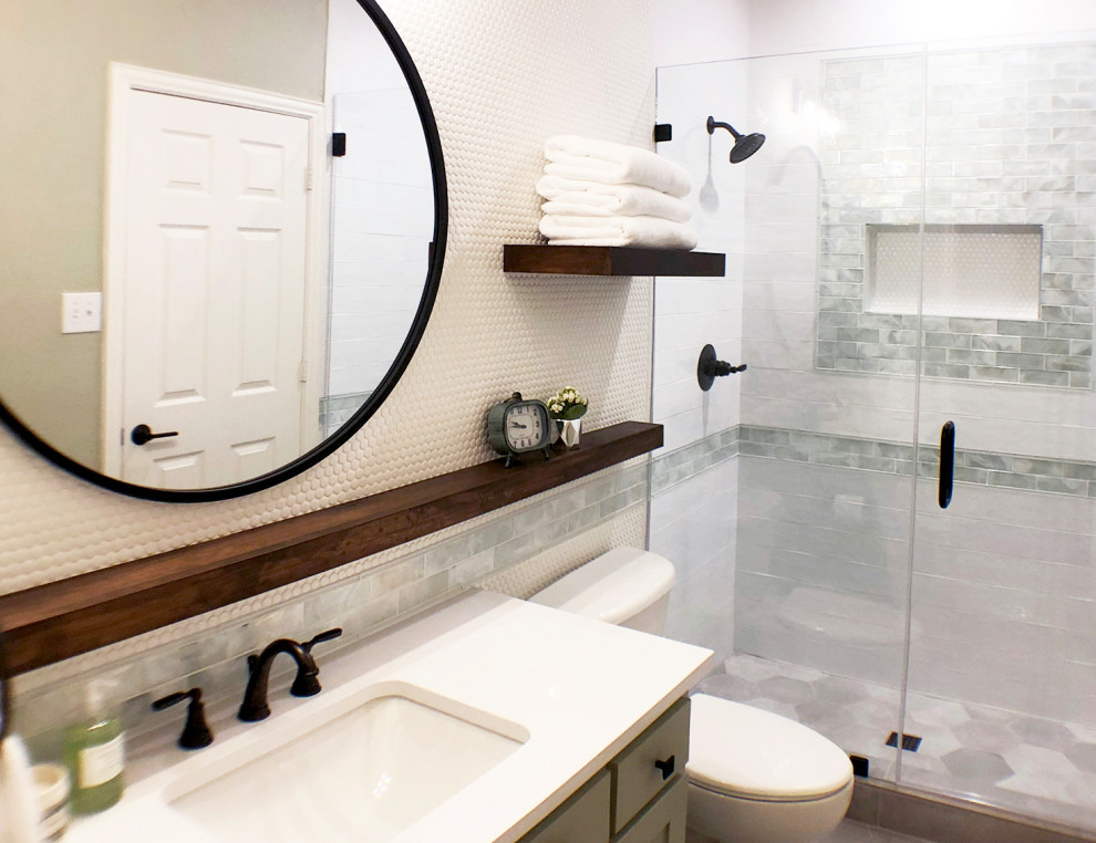 Inredning av ett rustikt litet vit vitt badrum, med skåp i shakerstil, en toalettstol med hel cisternkåpa, vit kakel, glaskakel, gröna väggar, klinkergolv i porslin, ett undermonterad handfat, bänkskiva i kvarts, grått golv och dusch med gångjärnsdörr