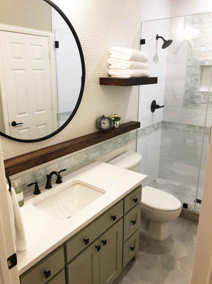 Idéer för att renovera ett litet rustikt vit vitt badrum, med skåp i shakerstil, en toalettstol med hel cisternkåpa, vit kakel, glaskakel, gröna väggar, klinkergolv i porslin, ett undermonterad handfat, bänkskiva i kvarts, grått golv och dusch med gångjärnsdörr