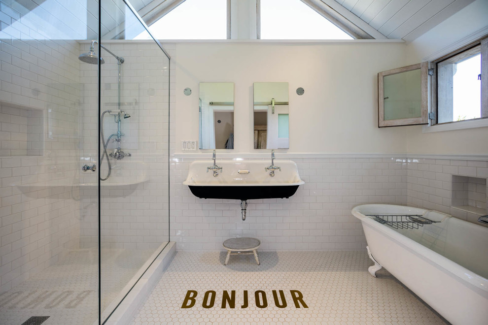 Идея дизайна: ванная комната в стиле кантри с ванной на ножках, белой плиткой, плиткой кабанчик, белыми стенами, раковиной с несколькими смесителями и белым полом