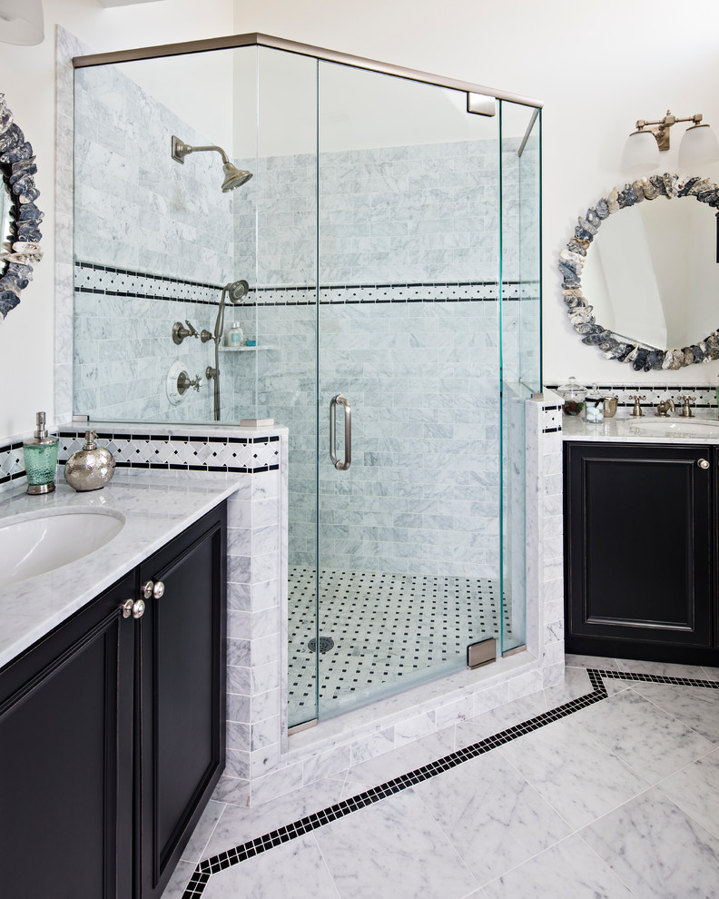 Foto på ett mellanstort vintage en-suite badrum, med luckor med infälld panel, svarta skåp, en hörndusch, grå kakel, marmorkakel, vita väggar, marmorgolv, ett undermonterad handfat, marmorbänkskiva, grått golv och dusch med gångjärnsdörr