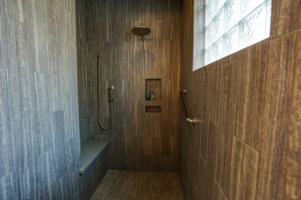 На фото: большая главная ванная комната в современном стиле с фасадами с выступающей филенкой, коричневыми фасадами, накладной ванной, душем в нише, унитазом-моноблоком, серой плиткой, керамогранитной плиткой, серыми стенами, врезной раковиной, столешницей из гранита, душем с распашными дверями, серой столешницей, полом из керамогранита и серым полом