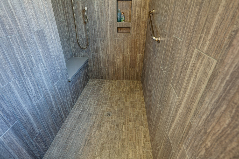 Idéer för ett stort modernt grå en-suite badrum, med luckor med upphöjd panel, bruna skåp, ett platsbyggt badkar, en dusch i en alkov, en toalettstol med hel cisternkåpa, grå kakel, porslinskakel, grå väggar, ett undermonterad handfat, granitbänkskiva, dusch med gångjärnsdörr, klinkergolv i porslin och grått golv