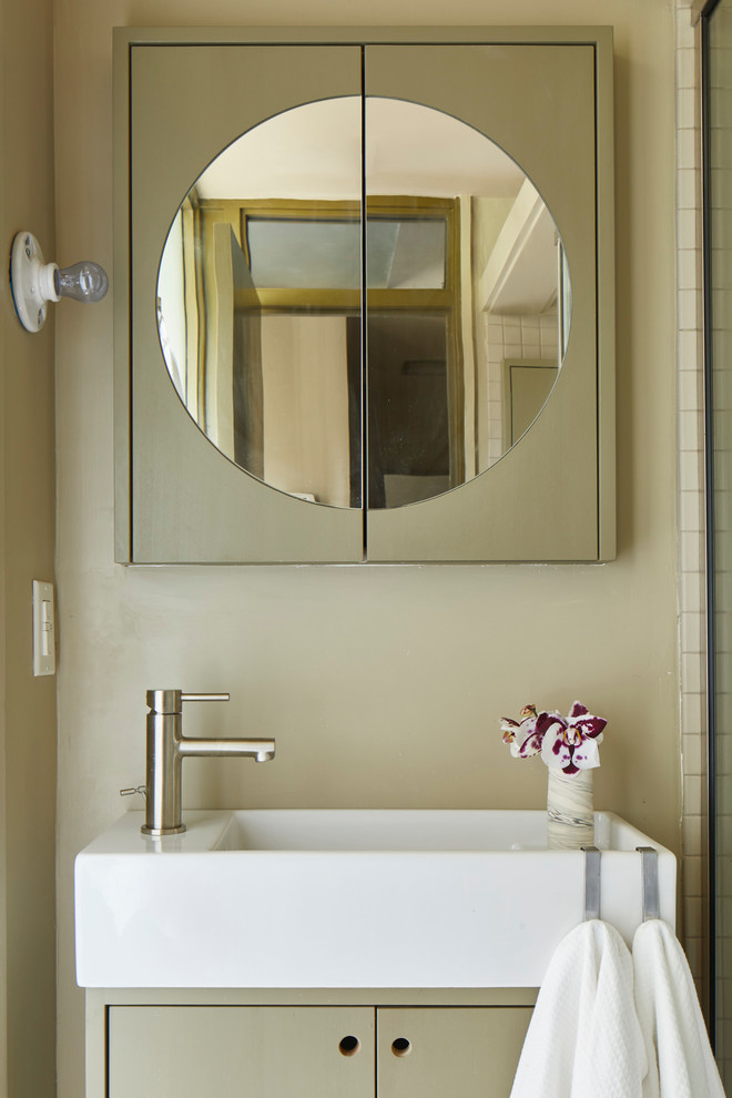 Пример оригинального дизайна: маленькая главная ванная комната в стиле ретро с плоскими фасадами, серыми фасадами, угловым душем, белой плиткой, серыми стенами, полом из керамической плитки, консольной раковиной и белым полом для на участке и в саду