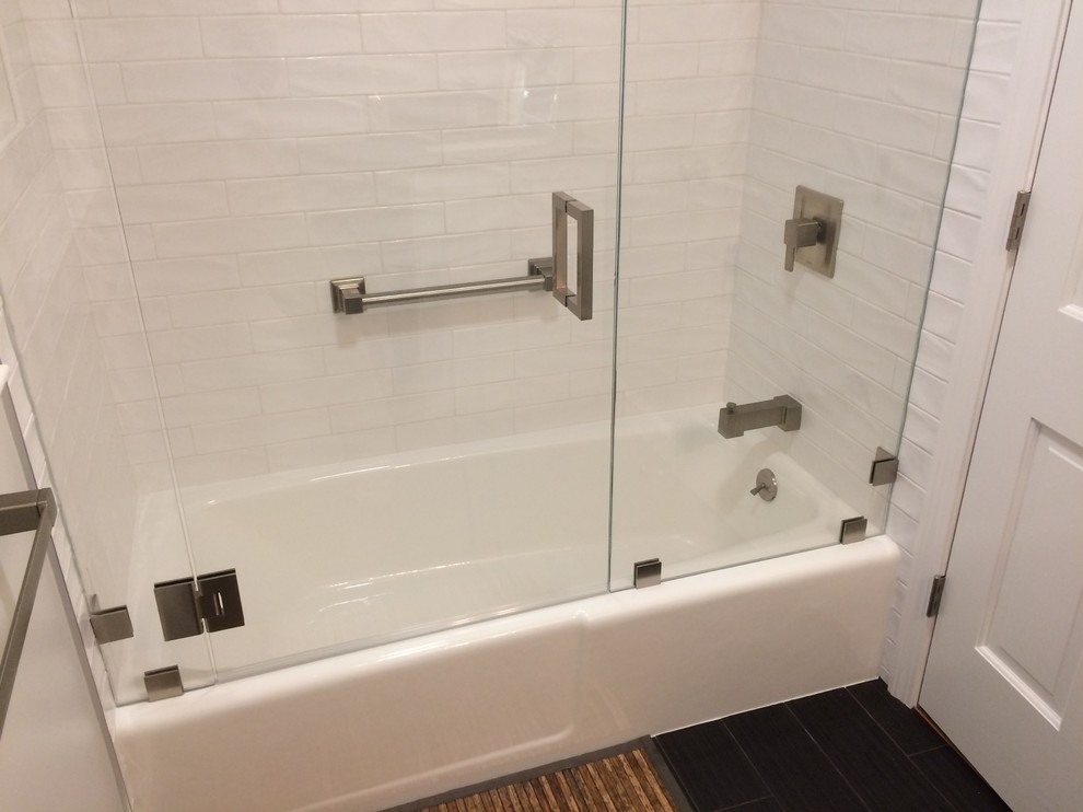 Foto di una piccola stanza da bagno padronale moderna con ante bianche, piastrelle nere, piastrelle in ceramica, pavimento con piastrelle in ceramica e top in granito