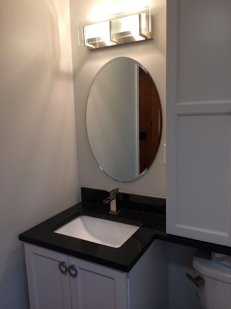 Foto di un piccolo bagno di servizio minimalista con ante bianche, piastrelle nere, piastrelle in ceramica, pavimento con piastrelle in ceramica e top in granito