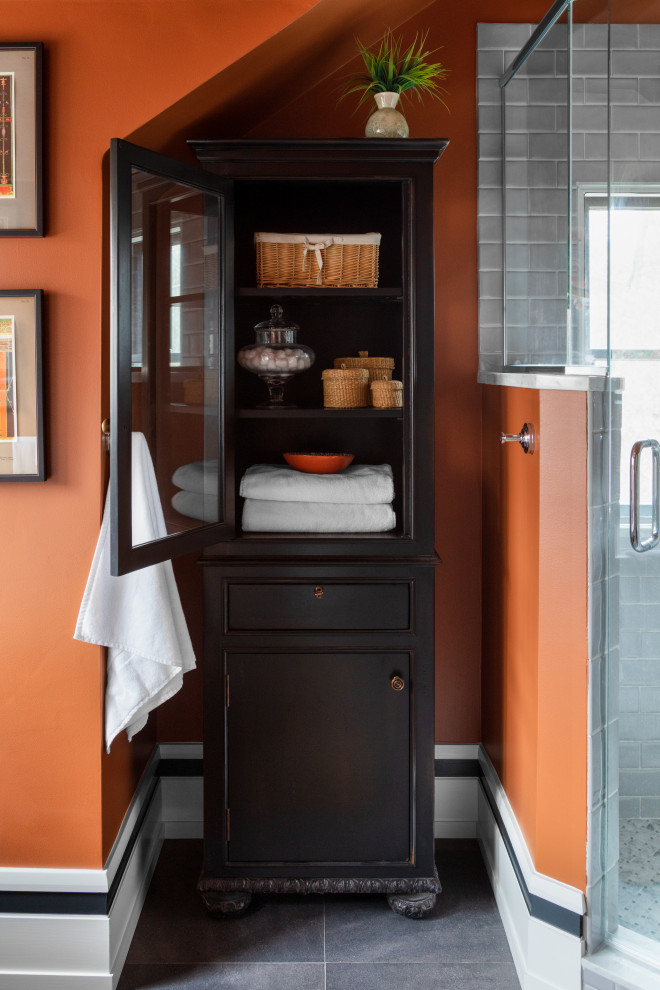 Cette image montre une salle de bain principale craftsman de taille moyenne avec un placard en trompe-l'oeil, des portes de placard noires, une baignoire indépendante, une douche d'angle, WC à poser, un carrelage gris, des carreaux de céramique, un mur marron, un sol en ardoise, un lavabo encastré, un plan de toilette en marbre, un sol gris, une cabine de douche à porte battante et un plan de toilette gris.