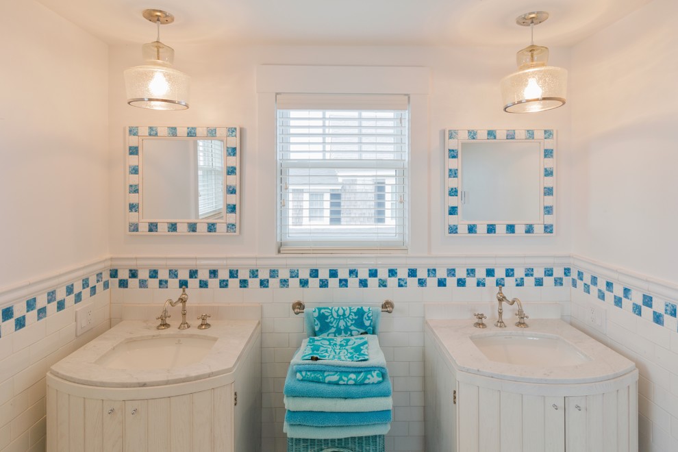 Foto de cuarto de baño marinero con encimera de mármol, armarios tipo mueble y puertas de armario blancas