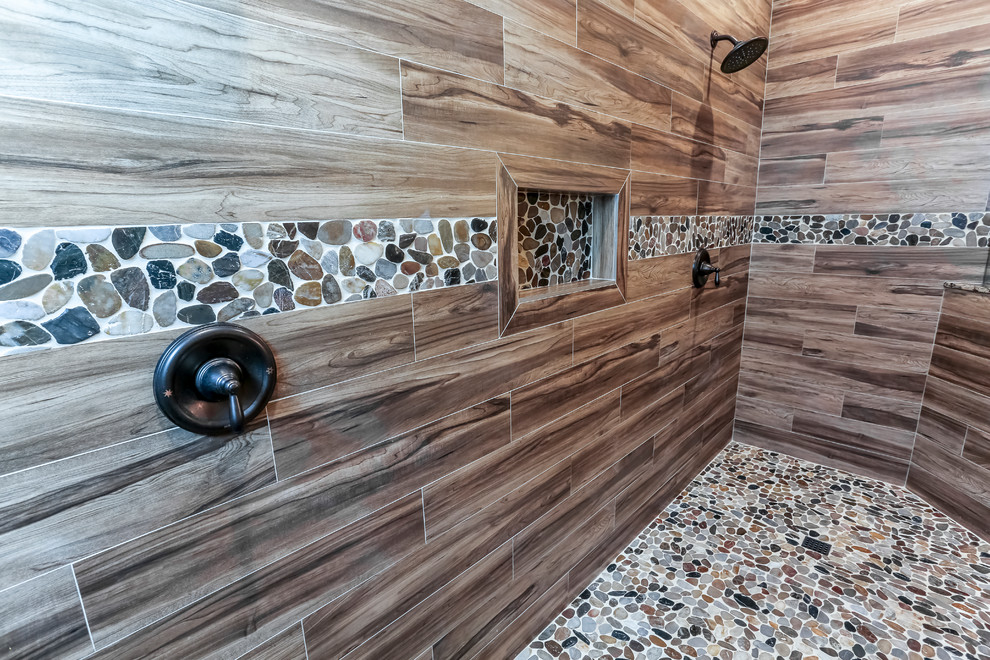 Пример оригинального дизайна: большая главная ванная комната в стиле фьюжн с фасадами с декоративным кантом, зелеными фасадами, двойным душем, раздельным унитазом, коричневой плиткой, керамогранитной плиткой, оранжевыми стенами, полом из керамогранита, врезной раковиной и столешницей из гранита