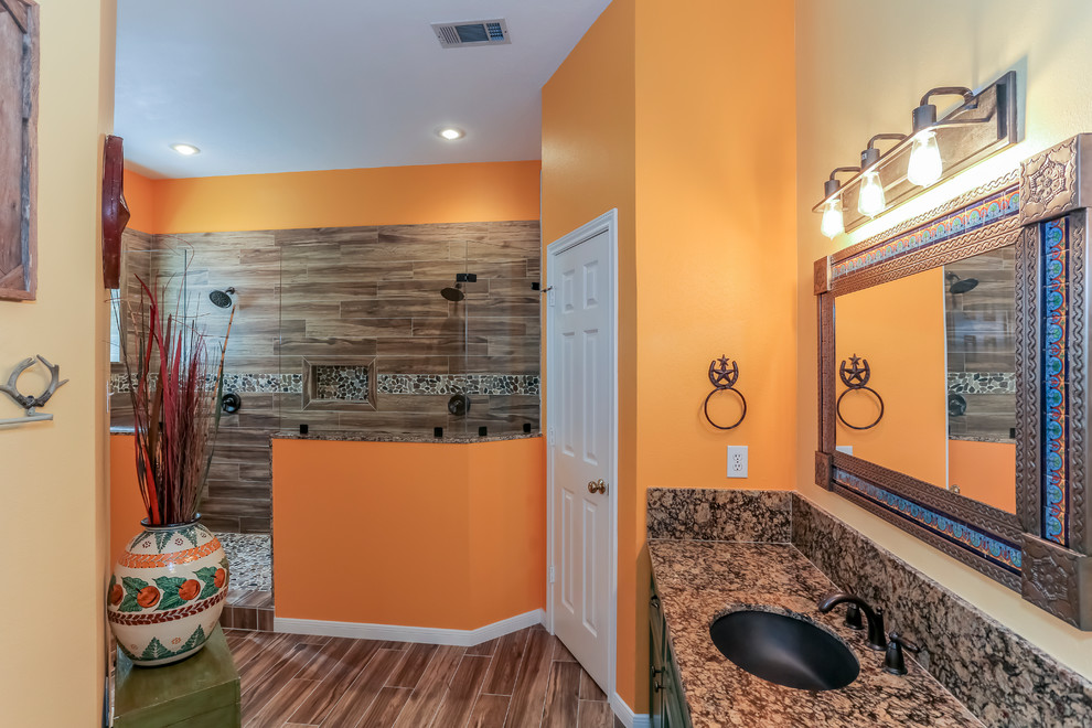 Стильный дизайн: большая главная ванная комната в стиле фьюжн с фасадами в стиле шейкер, зелеными фасадами, двойным душем, раздельным унитазом, коричневой плиткой, керамогранитной плиткой, оранжевыми стенами, полом из керамогранита, врезной раковиной и столешницей из гранита - последний тренд