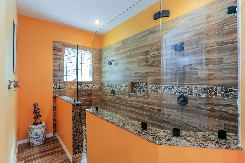 Идея дизайна: большая главная ванная комната в стиле фьюжн с фасадами с декоративным кантом, зелеными фасадами, двойным душем, раздельным унитазом, коричневой плиткой, керамогранитной плиткой, оранжевыми стенами, полом из керамогранита, врезной раковиной и столешницей из гранита