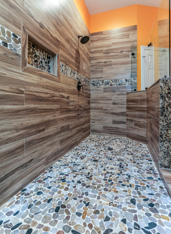Пример оригинального дизайна: большая главная ванная комната в стиле фьюжн с фасадами с декоративным кантом, зелеными фасадами, двойным душем, раздельным унитазом, коричневой плиткой, керамогранитной плиткой, оранжевыми стенами, полом из керамогранита, врезной раковиной и столешницей из гранита