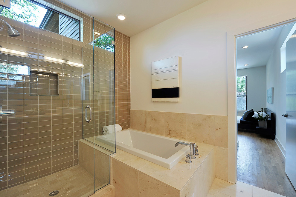 Modernes Badezimmer mit beigen Fliesen und Glasfliesen in Austin