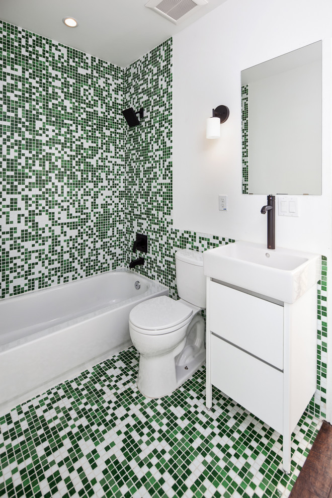 Пример оригинального дизайна: маленькая детская ванная комната в современном стиле с плоскими фасадами, белыми фасадами, отдельно стоящей ванной, душем над ванной, раздельным унитазом, зеленой плиткой, плиткой мозаикой, белыми стенами, полом из мозаичной плитки и раковиной с пьедесталом для на участке и в саду