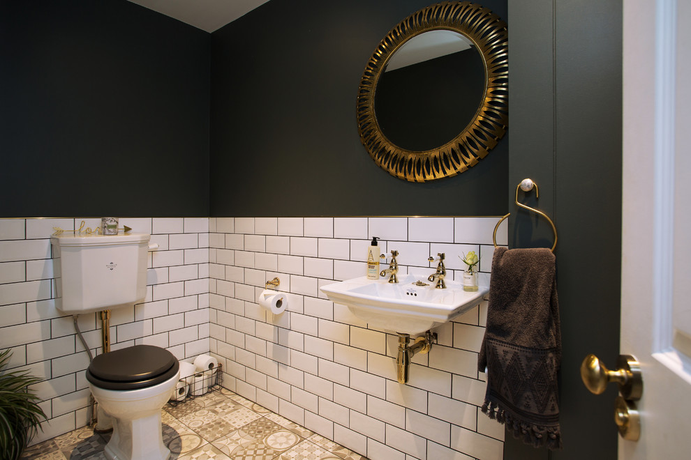 Свежая идея для дизайна: ванная комната среднего размера в викторианском стиле с раздельным унитазом, белой плиткой, керамической плиткой, черными стенами, полом из керамической плитки, подвесной раковиной и бежевым полом - отличное фото интерьера