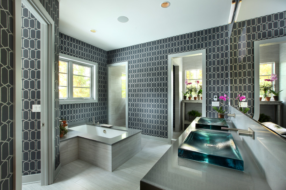 Cette image montre une grande salle de bain principale design avec une vasque, une baignoire encastrée, une douche à l'italienne, un carrelage gris, des carreaux de céramique et un mur multicolore.