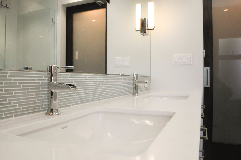 Пример оригинального дизайна: ванная комната среднего размера в современном стиле с врезной раковиной, душем без бортиков и раздельным унитазом