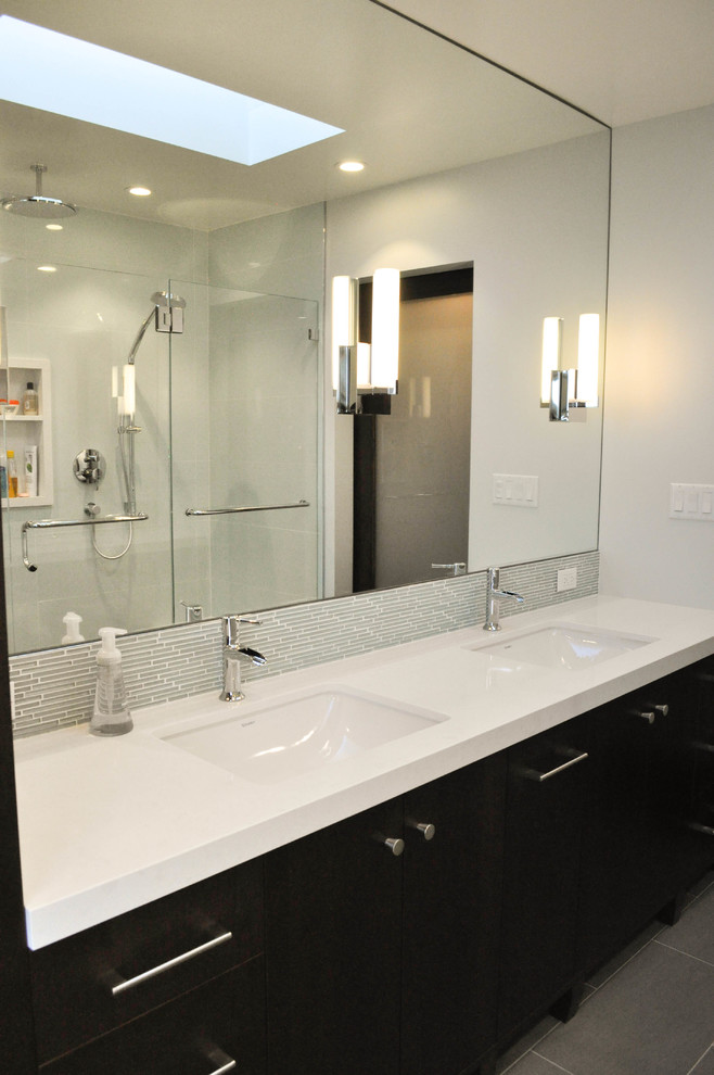 Foto di una stanza da bagno design di medie dimensioni con lavabo sottopiano, WC a due pezzi e pareti bianche