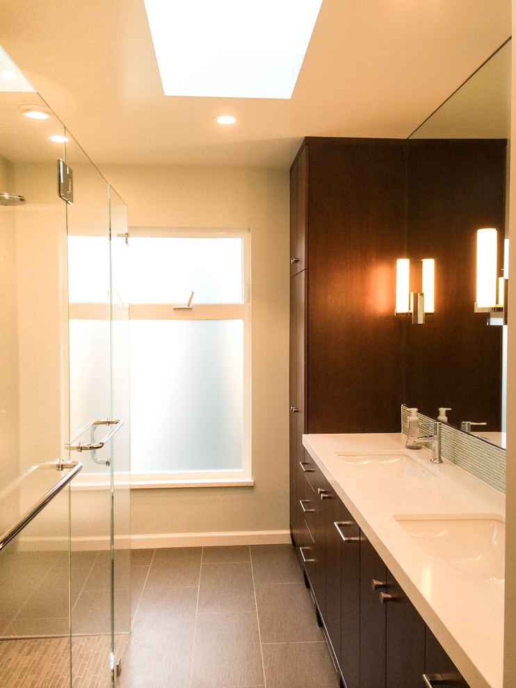 Inspiration för mellanstora moderna badrum, med ett undermonterad handfat, en kantlös dusch och en toalettstol med separat cisternkåpa