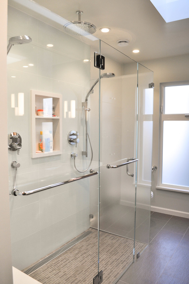 Идея дизайна: ванная комната среднего размера в современном стиле с врезной раковиной и раздельным унитазом
