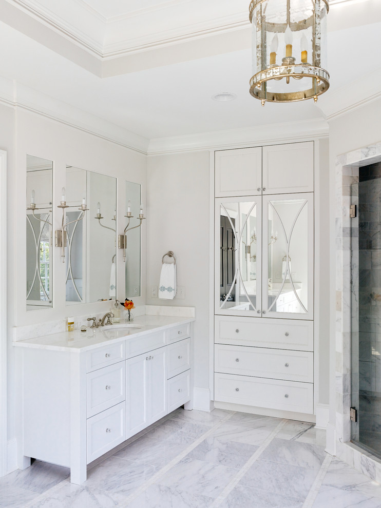 Пример оригинального дизайна: ванная комната в классическом стиле с врезной раковиной, фасадами с утопленной филенкой, белыми фасадами и серыми стенами