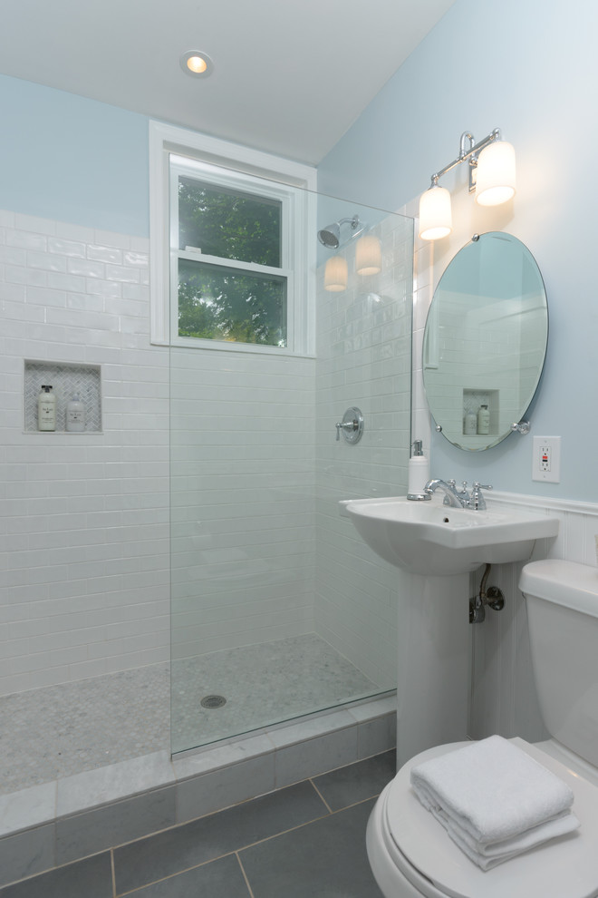 Ispirazione per una piccola stanza da bagno classica con lavabo a colonna, doccia aperta, WC a due pezzi, piastrelle grigie, pareti blu e pavimento in gres porcellanato