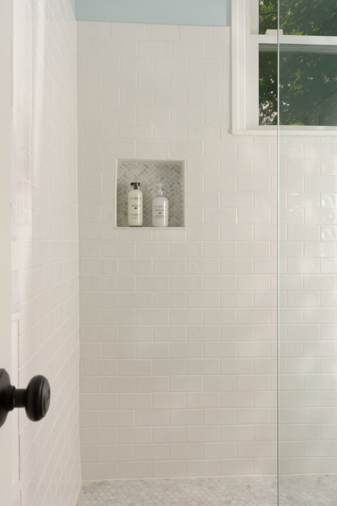 Ejemplo de cuarto de baño tradicional renovado pequeño con lavabo con pedestal, ducha abierta, sanitario de dos piezas, baldosas y/o azulejos grises, paredes azules y suelo de baldosas de porcelana