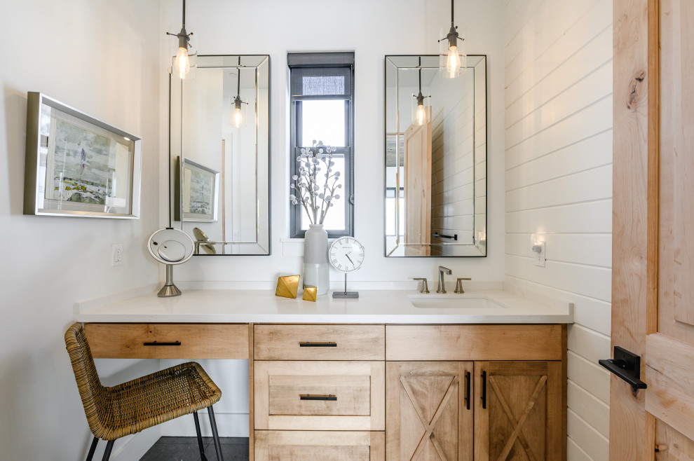 Idéer för ett lantligt vit badrum med dusch, med luckor med infälld panel, skåp i mellenmörkt trä, vita väggar, ett undermonterad handfat och svart golv
