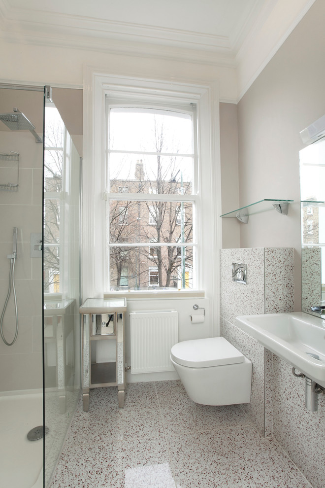 Idéer för att renovera ett mellanstort vintage badrum, med ett avlångt handfat, en hörndusch, en vägghängd toalettstol, flerfärgad kakel, porslinskakel, grå väggar och klinkergolv i porslin